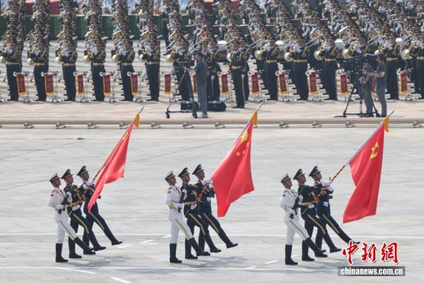 兴盛网 长安街上，新时代中国呼啸向前